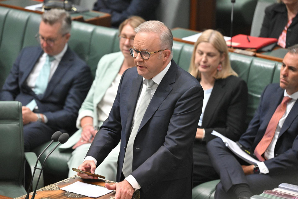 Austr&aacute;lsky premi&eacute;r Anthony Albanese hovor&iacute; o z&aacute;kone o boji proti antisemitizmu, nen&aacute;visti a extr&eacute;mizmu počas zasadnutia feder&aacute;lneho parlamentu- FOTO: Reuters/AAP