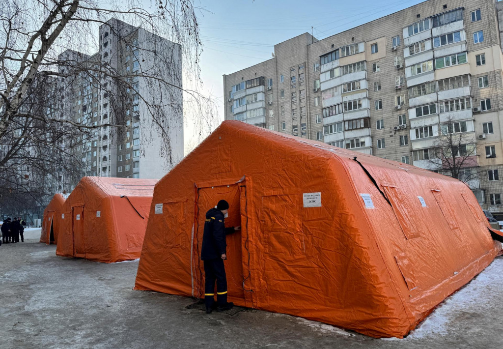 Pr&iacute;slu&scaron;n&iacute;k &Scaron;t&aacute;tnej z&aacute;chrannej služby Ukrajiny sa pozer&aacute; do stanu vl&aacute;dneho humanit&aacute;rneho centra, kde sa obyvatelia m&ocirc;žu zohriať, nabiť si zariadenia, z&iacute;skať tepl&eacute; n&aacute;poje a psychologick&uacute; podporu, ktor&yacute; je umiestnen&yacute; pred bytov&yacute;m domom počas v&yacute;padku pr&uacute;du po tom, čo ned&aacute;vne rusk&eacute; raketov&eacute; a bezpilotn&eacute; &uacute;toky zasiahli kritick&uacute; občiansku infra&scaron;trukt&uacute;ru. FOTO: REUTERS