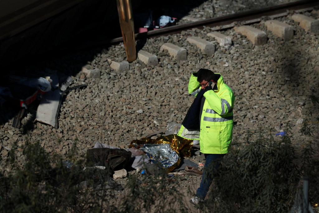 &Scaron;panielsko je v &scaron;oku po nedeľňaj&scaron;ej nehode dvoch vysokor&yacute;chlostn&yacute;ch vlakov na juhu krajiny, ktor&aacute; si vyžiadala najmenej 42 obet&iacute;. FOTO: REUTERS