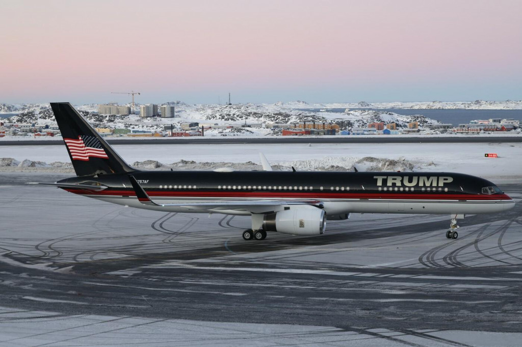 Lietadlo s Donaldom Trumpom ml. na palube prilieta na letisko v Nuuku v Gr&oacute;nsku 7. janu&aacute;ra 2025. FOTO: Profimedia