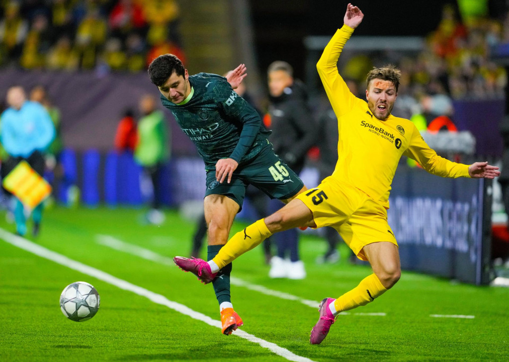 Abdukodir Khusanov z Manchestru City v akcii s Fredrikom Bjorkanom z Bod&ouml;/Glimt. FOTO: REUTERS