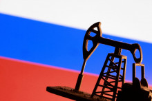 Agent&uacute;ra Reuters na z&aacute;klade svojich v&yacute;počtov predpoklad&aacute;, že za janu&aacute;r vyk&aacute;žu pr&iacute;jmy z predaja ropy a plynu medziročn&yacute; pokles o 46 percent na 400 mili&aacute;rd rubľov, čo by bolo najmenej od augusta 2020. FOTO: REUTERS