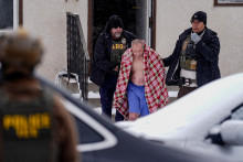 Agenti ICE zat&yacute;kaj&uacute; muža. FOTO: Reuters