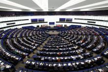 Zo 669 pr&iacute;tomn&yacute;ch z&aacute;konodarcov za hlasovalo 334 poslancov, proti bolo 324 a 11 poslanci sa zdržali hlasovania. FOTO: REUTERS
