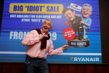 Gener&aacute;lny riaditeľ spoločnosti Ryanair Michael O&lsquo;Leary p&oacute;zuje pred obrazovkou pred tlačovou konferenciou o svojom spore s Elonom Muskom.