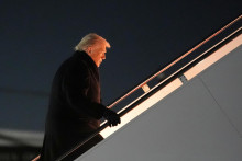 Donald Trump nastupuje do lietadla Air Force One na Andrewsovej vojenskej z&aacute;kladni 20. janu&aacute;ra. FOTO: TASR/AP