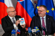 Minister dopravy a v&yacute;stavby Jozef R&aacute;ž ml. (nominant Smer-SD) a minister dopravy Česka Ivan Bedn&aacute;rik. FOTO: TASR/Jaroslav Nov&aacute;k