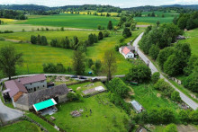 Vila sa nach&aacute;dza v obklopen&iacute; pr&iacute;rody. FOTO: Reality na jistotu