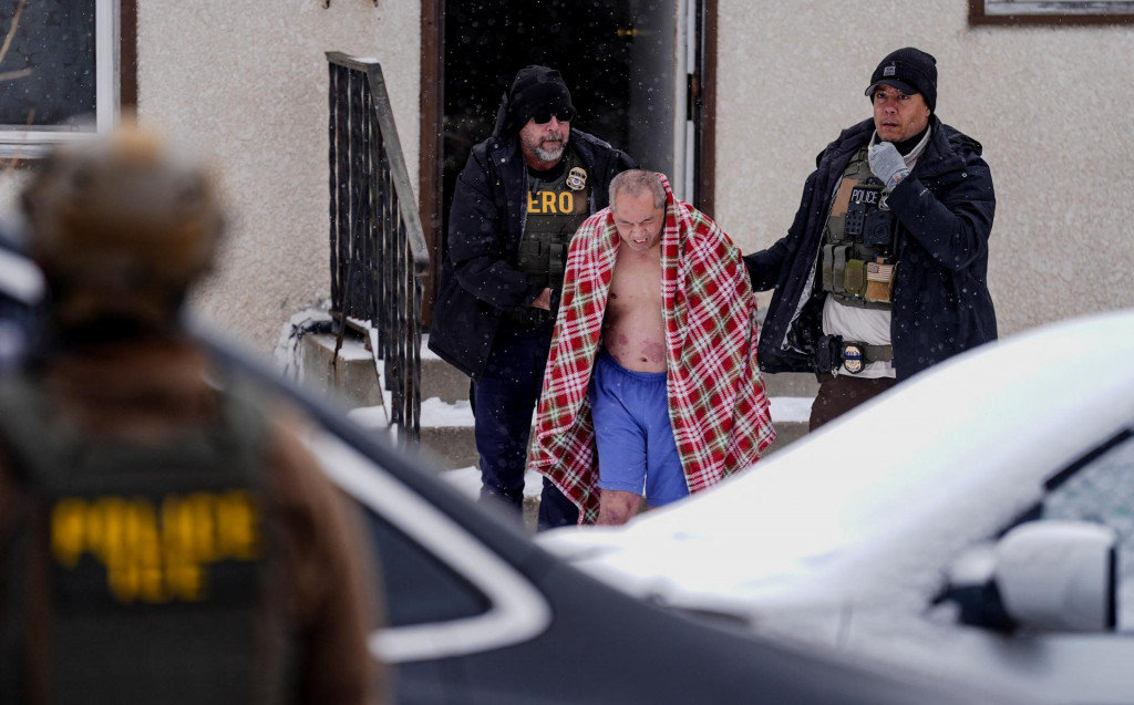 Agenti ICE zat&yacute;kaj&uacute; muža. FOTO: Reuters