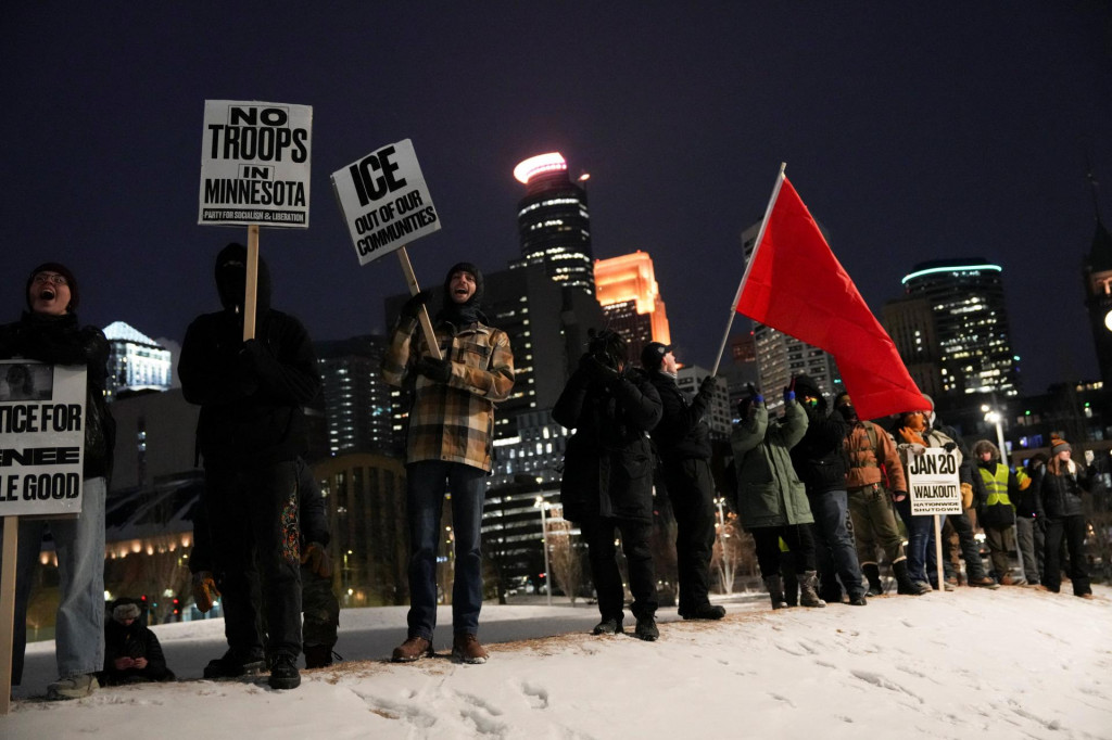 Ľudia sa z&uacute;častňuj&uacute; protestu v Minnesote. FOTO: Reuters