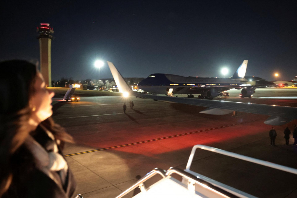 Zamestnanec Bieleho domu sa obzer&aacute; sp&auml;ť na Air Force One pri n&aacute;stupe do n&aacute;hradn&eacute;ho lietadla,. FOTO: Reuters