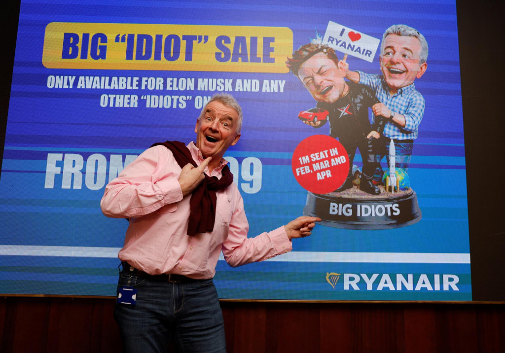 Gener&aacute;lny riaditeľ spoločnosti Ryanair Michael O&lsquo;Leary p&oacute;zuje pred obrazovkou pred tlačovou konferenciou o svojom spore s Elonom Muskom.