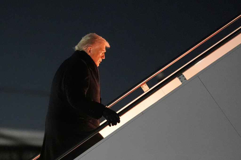 Donald Trump nastupuje do lietadla Air Force One na Andrewsovej vojenskej z&aacute;kladni 20. janu&aacute;ra. FOTO: TASR/AP