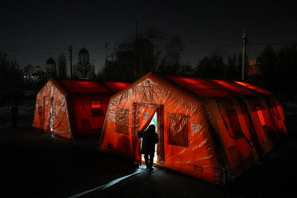 Stan v Kyjeve, kde sa obyvatelia m&ocirc;žu zohriať, nabiť si zariadenia, z&iacute;skať tepl&eacute; n&aacute;poje a psychologick&uacute; podporu. FOTO: Reuters
