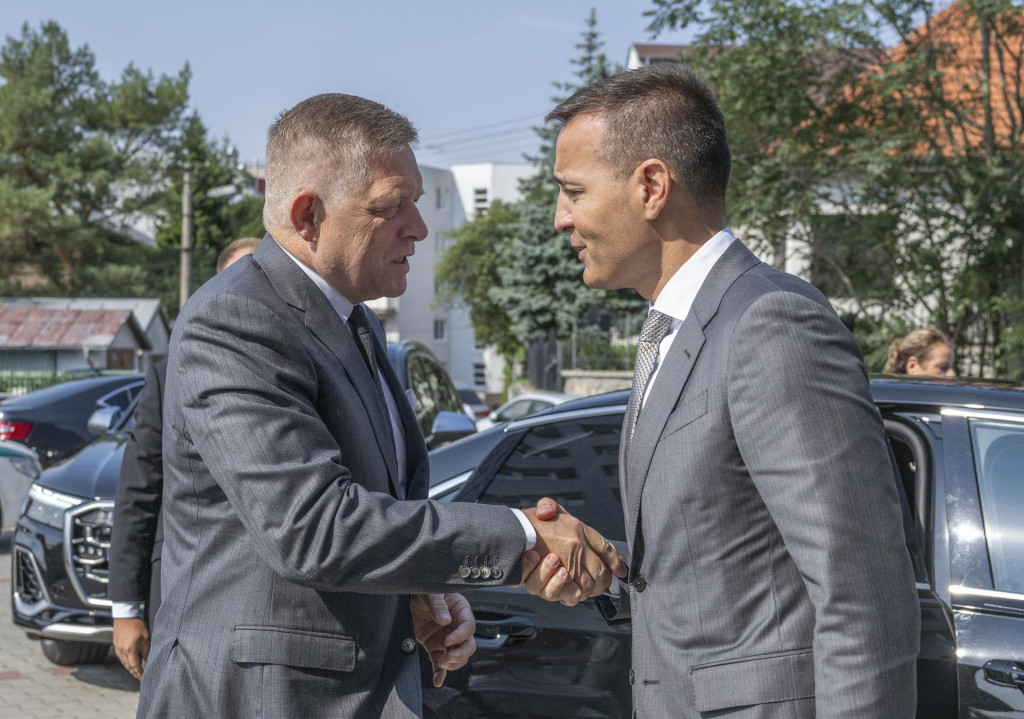 Na sn&iacute;mke premi&eacute;r Robert Fico (Smer-SD) a minister &scaron;kolstva Tom&aacute;&scaron; Drucker (Hlas-SD).  FOTO:TASR/M. Baumann