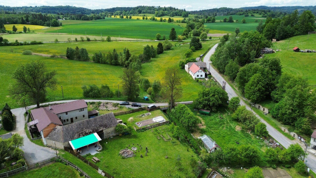 Vila sa nach&aacute;dza v obklopen&iacute; pr&iacute;rody. FOTO: Reality na jistotu