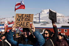 &rdquo;Nie sme na predaj.&rdquo; Transparent s tak&yacute;mto n&aacute;zvom drž&iacute; jedna z protestuj&uacute;cich v hlavnom meste Gr&oacute;nska Nuuk. FOTO: Reuters