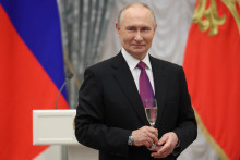 Dlhodob&eacute; strategick&eacute; ciele sa Vladimirovi Putinovi zač&iacute;naj&uacute; zhmotňovať priamo pred očami, navy&scaron;e bez toho, aby pohol prstom. FOTO: Reuters