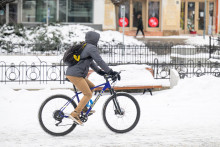 Na sn&iacute;mke cyklista prech&aacute;dza cez n&aacute;mestie v centre mesta Pre&scaron;ov v utorok 13. janu&aacute;ra 2026. FOTO TASR -Veronika Mihalikov&aacute; FOTO: Veronika Mihalikov&aacute;