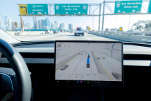 Tesla vybaven&aacute; syst&eacute;mom automatick&eacute;ho riadenia. FOTO: Reuters