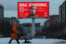 Reklamn&aacute; tabula v Petrohrade propaguj&uacute;ca zmluvn&uacute; vojensk&uacute; službu v sil&aacute;ch bezpilotn&yacute;ch syst&eacute;mov ruskej arm&aacute;dy. FOTO: Reuters
