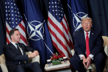 Americk&yacute; prezident Donald Trump holds a &scaron;&eacute;f NATO Mark Rutte. FOTO: REUTERS