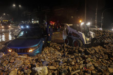 Gr&eacute;cke At&eacute;ny zasiahla b&uacute;rka: Z&aacute;chran&aacute;ri odstraňuj&uacute; trosky pozdĺž hlavnej ulice v južnom at&eacute;nskom predmest&iacute; Glyfada. FOTO: REUTERS