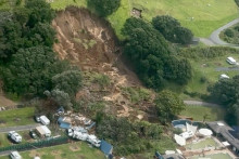 Leteck&yacute; pohľad na oblasť postihnut&uacute; zosuvom p&ocirc;dy sp&ocirc;soben&yacute;m siln&yacute;mi dažďami na vrchu Maunganui na Novom Z&eacute;lande. FOTO: REUTERS
