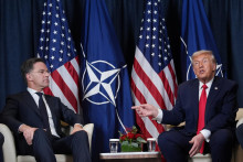 Americk&yacute; prezident Donald Trump (vpravo) a gener&aacute;lny tajomn&iacute;k Severoatlantickej aliancie (NATO) Mark Rutte počas stretnutia na 56. Svetovom ekonomickom f&oacute;re vo &scaron;vajčiarskom Davose. FOTO: TASR/AP