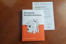 Poľsk&aacute; vl&aacute;dna pr&iacute;ručka pre kr&iacute;zov&eacute; situ&aacute;cie. FOTO: TASR/Slavom&iacute;r Gregor&iacute;k