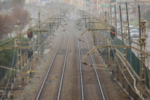 Železničn&aacute; trať R1 je mimo prev&aacute;dzky, zatiaľ čo sa kontroluje v&scaron;etka železničn&aacute; infra&scaron;trukt&uacute;ra. FOTO: Reuters