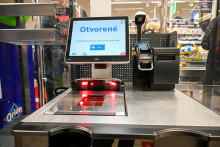 Predajcovia sa t&yacute;mto sp&ocirc;sobom snažia rie&scaron;iť aj probl&eacute;m s nedostatkom predavačov. Tuzemsk&yacute;m obchodom ich ch&yacute;baj&uacute; stovky. ILUSTRAČN&Eacute; FOTO: Lidl