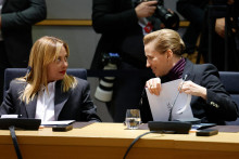 Talianska premi&eacute;rka Giorgia Meloniov&aacute; (vľavo) a premi&eacute;rka D&aacute;nska Mette Frederiksenov&aacute; sa rozpr&aacute;vaj&uacute; na zasadnut&iacute; v s&iacute;dle E&Uacute; v Bruseli. FOTO: TASR/AP