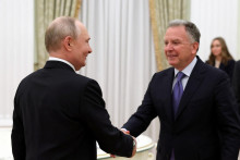 Rusk&yacute; prezident Vladimir Putin si počas stretnutia v Kremli v Moskve pod&aacute;va ruku so &scaron;peci&aacute;lnym vyslancom americk&eacute;ho prezidenta Donalda Trumpa Stevom Witkoffom. FOTO: Reuters