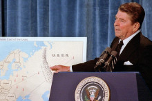 Veľk&yacute; komunik&aacute;tor. Aj tak&eacute;to označenie si počas p&ocirc;sobenia v Bielom dome vysl&uacute;žil Ronald Reagan, ktor&yacute; dok&aacute;zal Američanov presvedčiť, že kroky, ktor&eacute; presadzuje, maj&uacute; zmysel.
