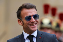 Franc&uacute;zsky prezident Emmanuel Macron zaujal verejnosť slnečn&yacute;mi okuliarmi, ktor&eacute; nos&iacute; zo zdravotn&yacute;ch d&ocirc;vodov. FOTO: Reuters