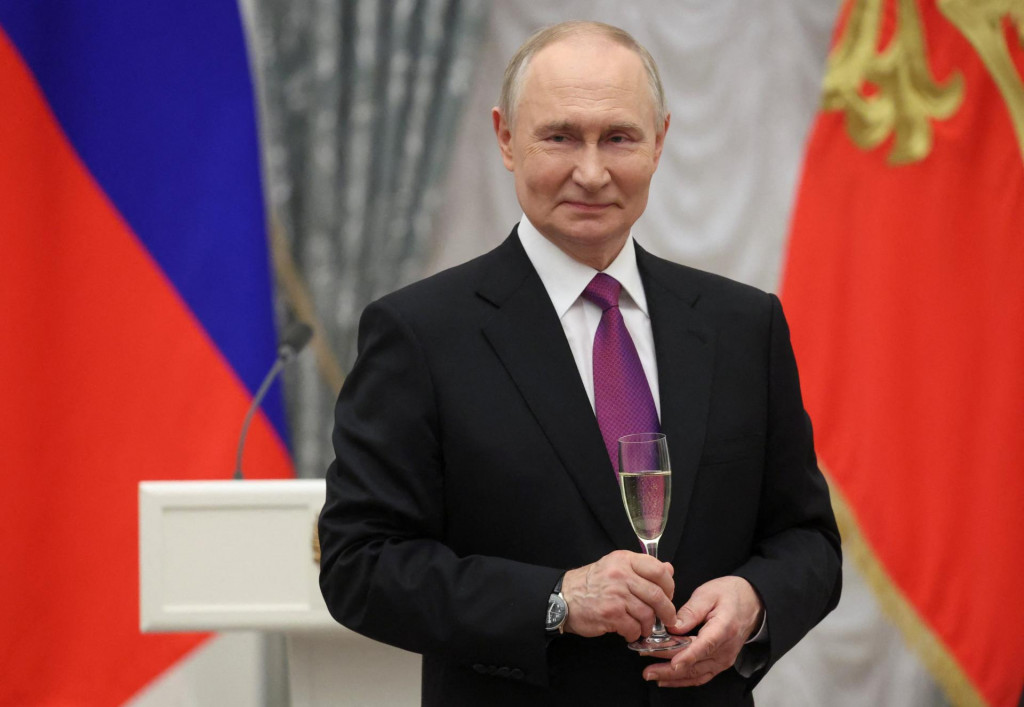 Dlhodob&eacute; strategick&eacute; ciele sa Vladimirovi Putinovi zač&iacute;naj&uacute; zhmotňovať priamo pred očami, navy&scaron;e bez toho, aby pohol prstom. FOTO: Reuters