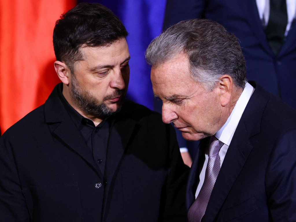 Ukrajinsk&yacute; prezident Volodymyr Zelenskyj na stretnut&iacute; s americk&yacute;m vyjden&aacute;vačom Stevom Witkoffom. FOTO: REUTERS