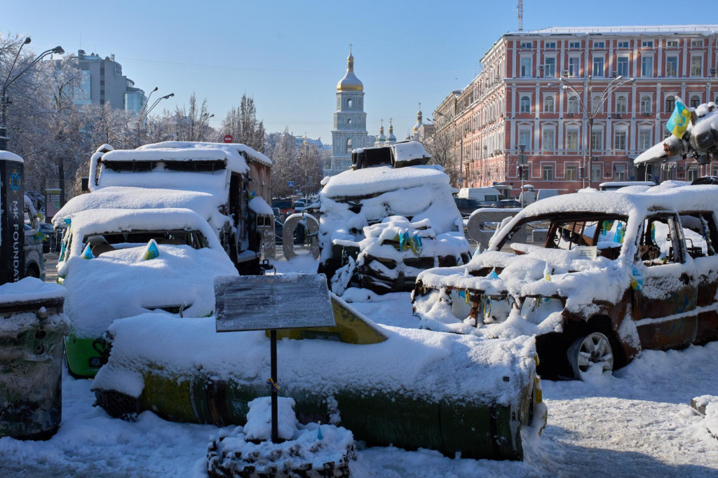 Na z&aacute;bere zo 16. janu&aacute;ra vidno rusk&eacute; vojensk&eacute; vozidl&aacute; po&scaron;koden&eacute; počas bojov, ktor&eacute; vystavili v centre Kyjeva. FOTO: TASR/AP