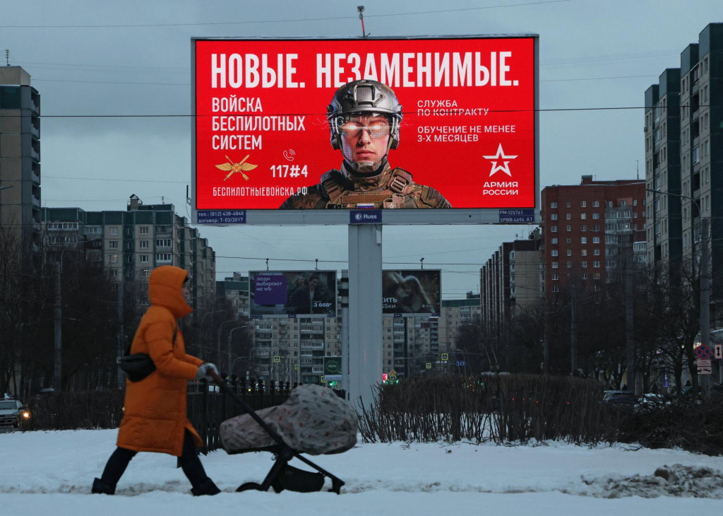 Reklamn&aacute; tabula v Petrohrade propaguj&uacute;ca zmluvn&uacute; vojensk&uacute; službu v sil&aacute;ch bezpilotn&yacute;ch syst&eacute;mov ruskej arm&aacute;dy. FOTO: Reuters