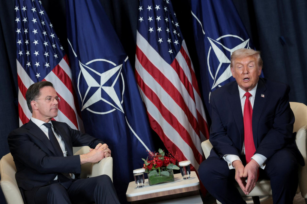 Americk&yacute; prezident Donald Trump holds a &scaron;&eacute;f NATO Mark Rutte. FOTO: REUTERS