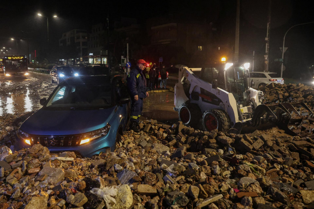 Gr&eacute;cke At&eacute;ny zasiahla b&uacute;rka: Z&aacute;chran&aacute;ri odstraňuj&uacute; trosky pozdĺž hlavnej ulice v južnom at&eacute;nskom predmest&iacute; Glyfada. FOTO: REUTERS