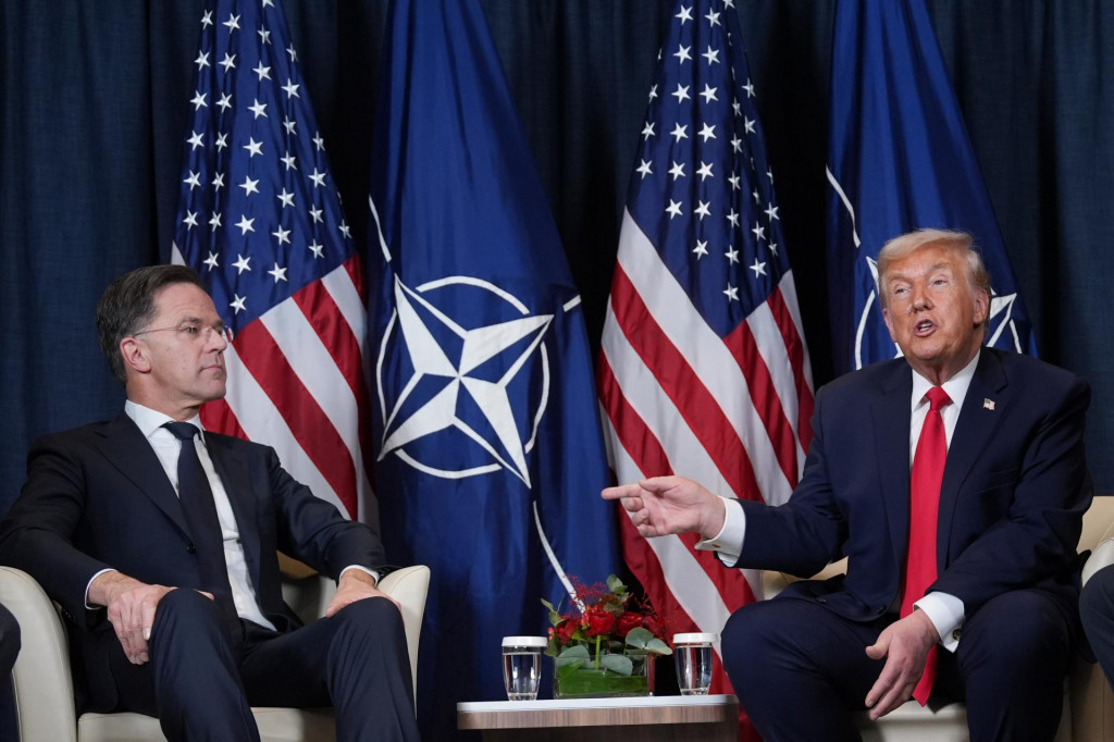 Americk&yacute; prezident Donald Trump (vpravo) a gener&aacute;lny tajomn&iacute;k Severoatlantickej aliancie (NATO) Mark Rutte počas stretnutia na 56. Svetovom ekonomickom f&oacute;re vo &scaron;vajčiarskom Davose. FOTO: TASR/AP