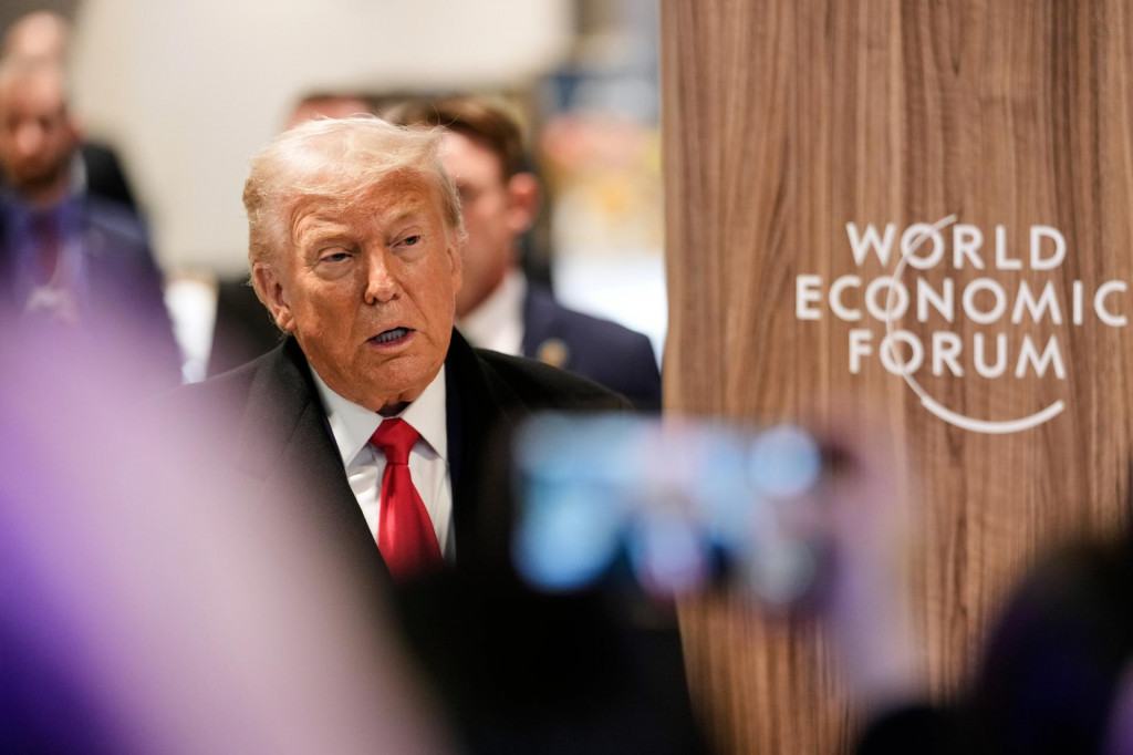 Na sn&iacute;mke americk&yacute; prezident Donald Trump hovor&iacute; s novin&aacute;rmi po stretnut&iacute; na 56. Svetovom ekonomickom f&oacute;re vo &scaron;vajčiarskom Davose. FOTO: TASR/AP