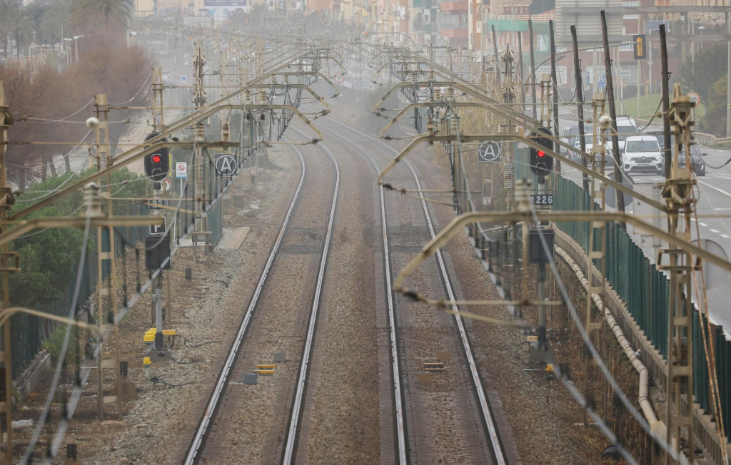Železničn&aacute; trať R1 je mimo prev&aacute;dzky, zatiaľ čo sa kontroluje v&scaron;etka železničn&aacute; infra&scaron;trukt&uacute;ra. FOTO: Reuters