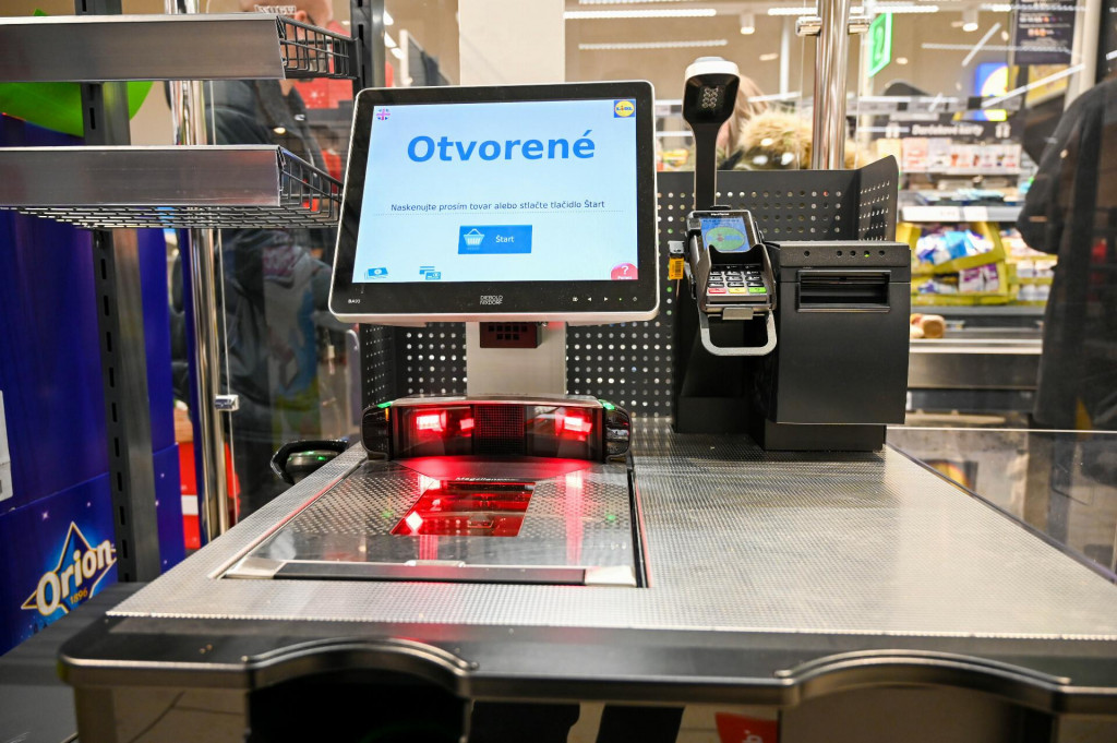 Predajcovia sa t&yacute;mto sp&ocirc;sobom snažia rie&scaron;iť aj probl&eacute;m s nedostatkom predavačov. Tuzemsk&yacute;m obchodom ich ch&yacute;baj&uacute; stovky. ILUSTRAČN&Eacute; FOTO: Lidl