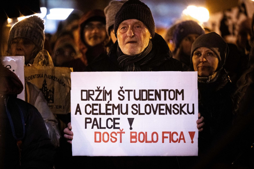 Podporovatelia &scaron;tudentov počas protestu &Scaron;tudentsk&yacute;ch platforiem &Scaron;tudentstvo za Otvoren&uacute; Kult&uacute;ru!, &Scaron;tudentsk&aacute; klubovňa v Žiline a hnutie &Scaron;tudentsk&yacute; protest zameran&yacute;ch na mobiliz&aacute;ciu &scaron;tudentov a &scaron;tudentiek stredn&yacute;ch a vysok&yacute;ch &scaron;k&ocirc;l na celom Slovensku v reakcii na aktu&aacute;lne spoločensk&eacute; a politick&eacute; dianie v Bratislave. FOTO TASR/Jakub Kotian