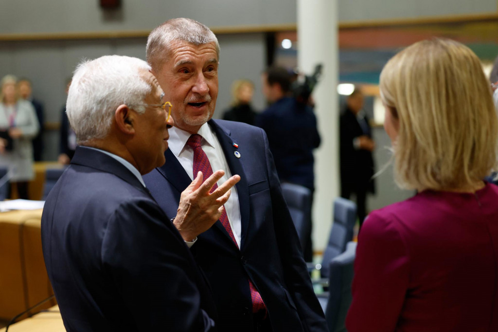Česk&yacute; premi&eacute;r Andrej Babi&scaron; (uprostred), predseda Eur&oacute;pskej rady Ant&oacute;nio Costa (vľavo) a viceprezidentka Eur&oacute;pskej komisie Kaja Kallasov&aacute; sa rozpr&aacute;vaj&uacute; na zasadnut&iacute; v s&iacute;dle E&Uacute; v Bruseli. FOTO: TASR/AP