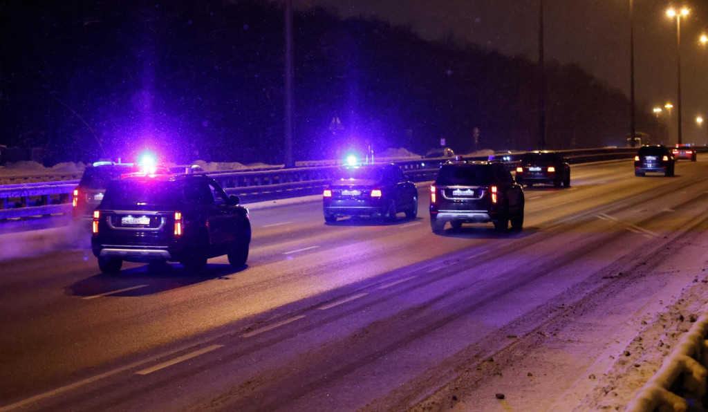 Kol&oacute;na automobilov, ktor&aacute; &uacute;dajne prepravuje &uacute;radn&iacute;kov vr&aacute;tane &scaron;peci&aacute;lneho vyslanca americk&eacute;ho prezidenta Donalda Trumpa Steva Witkoffa a prezidentovho zaťa Jareda Kushnera, odch&aacute;dza z medzin&aacute;rodn&eacute;ho letiska Vnukovo pred pl&aacute;novan&yacute;m stretnut&iacute;m s ruskou deleg&aacute;ciou v Moskve. FOTO: REuters