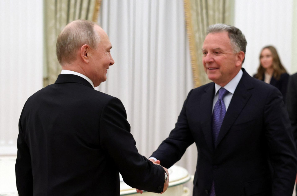 Rusk&yacute; prezident Vladimir Putin si počas stretnutia v Kremli v Moskve pod&aacute;va ruku so &scaron;peci&aacute;lnym vyslancom americk&eacute;ho prezidenta Donalda Trumpa Stevom Witkoffom. FOTO: Reuters